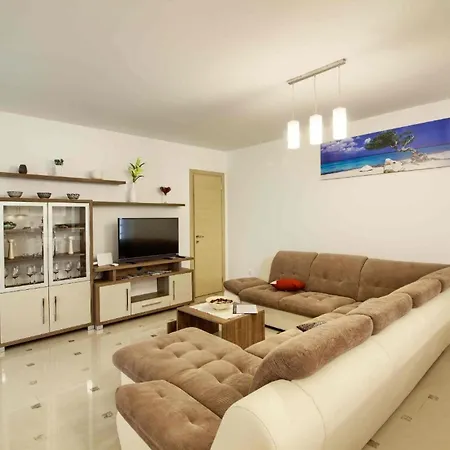 Mit Privatpool Fuer 20 Personen Ca 400 Qm In Banjole, Istrien Istrische Riviera *