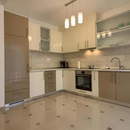 Mit Privatpool Fuer 20 Personen Ca 400 Qm In Banjole, Istrien Istrische Riviera بيت للعطل بنجول